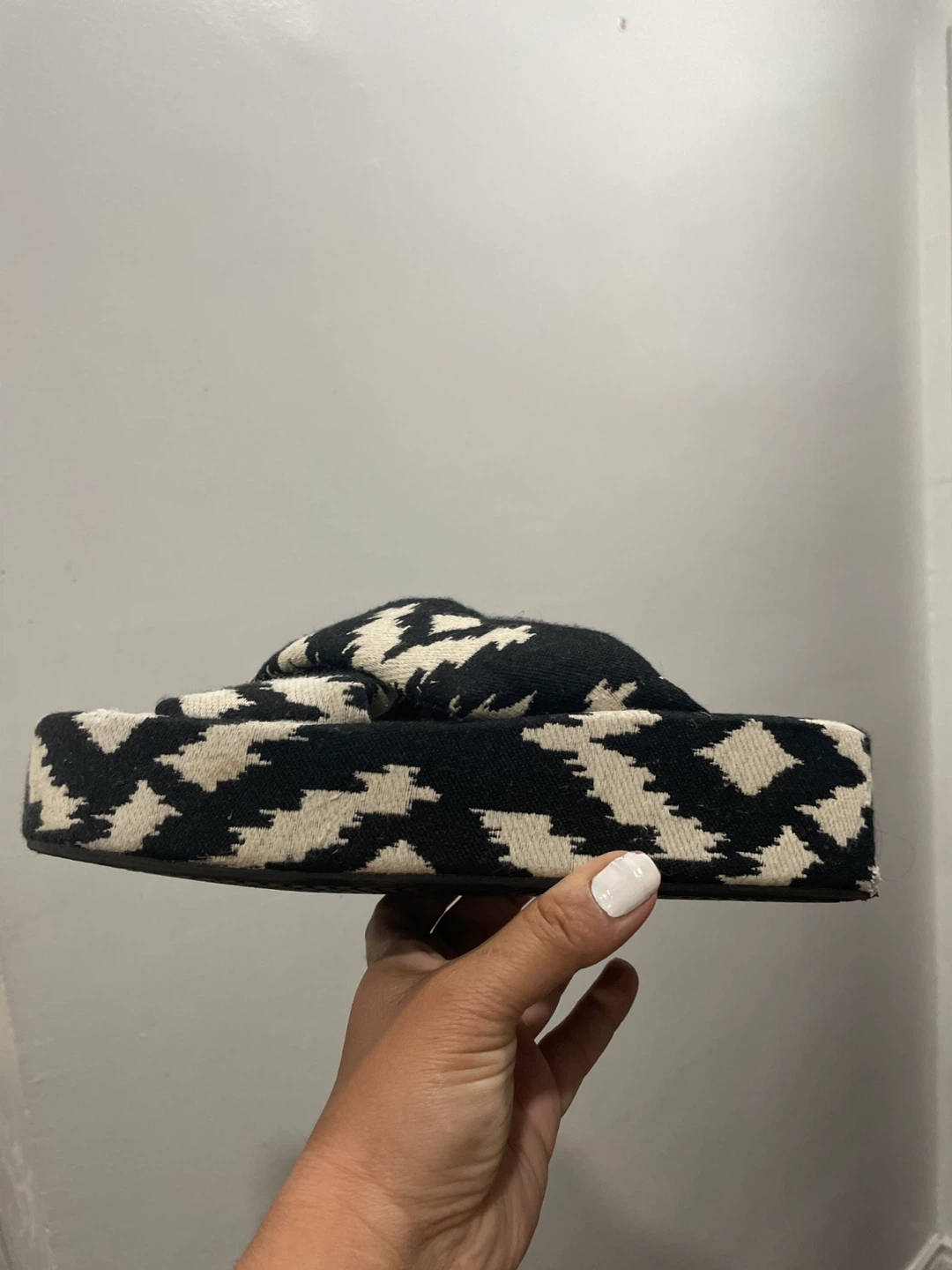 H&M Black and Cream Patterned Slippers - photo 3