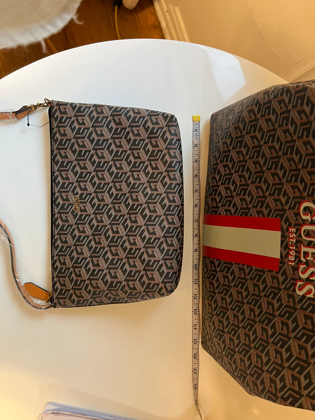 ⚽ Brand new Guess Tote Bag and Pouch Set - photo 4