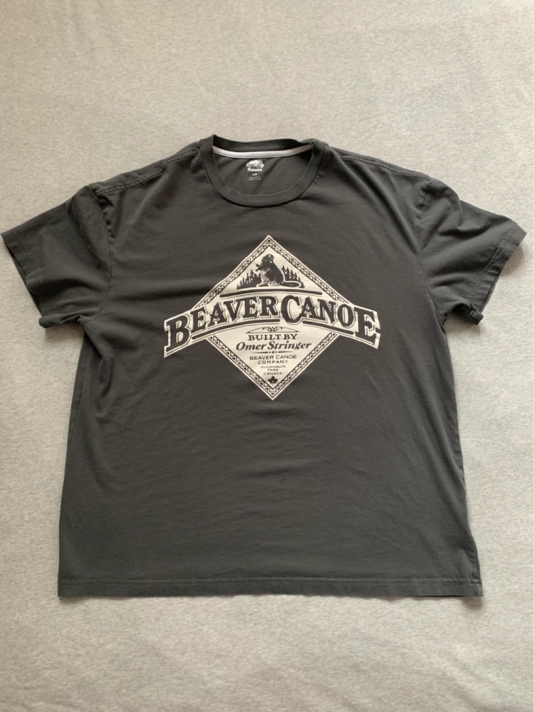 Roots Beaver Canoe T-Shirt - Size Large HAS SMALL STAIN ⚽️