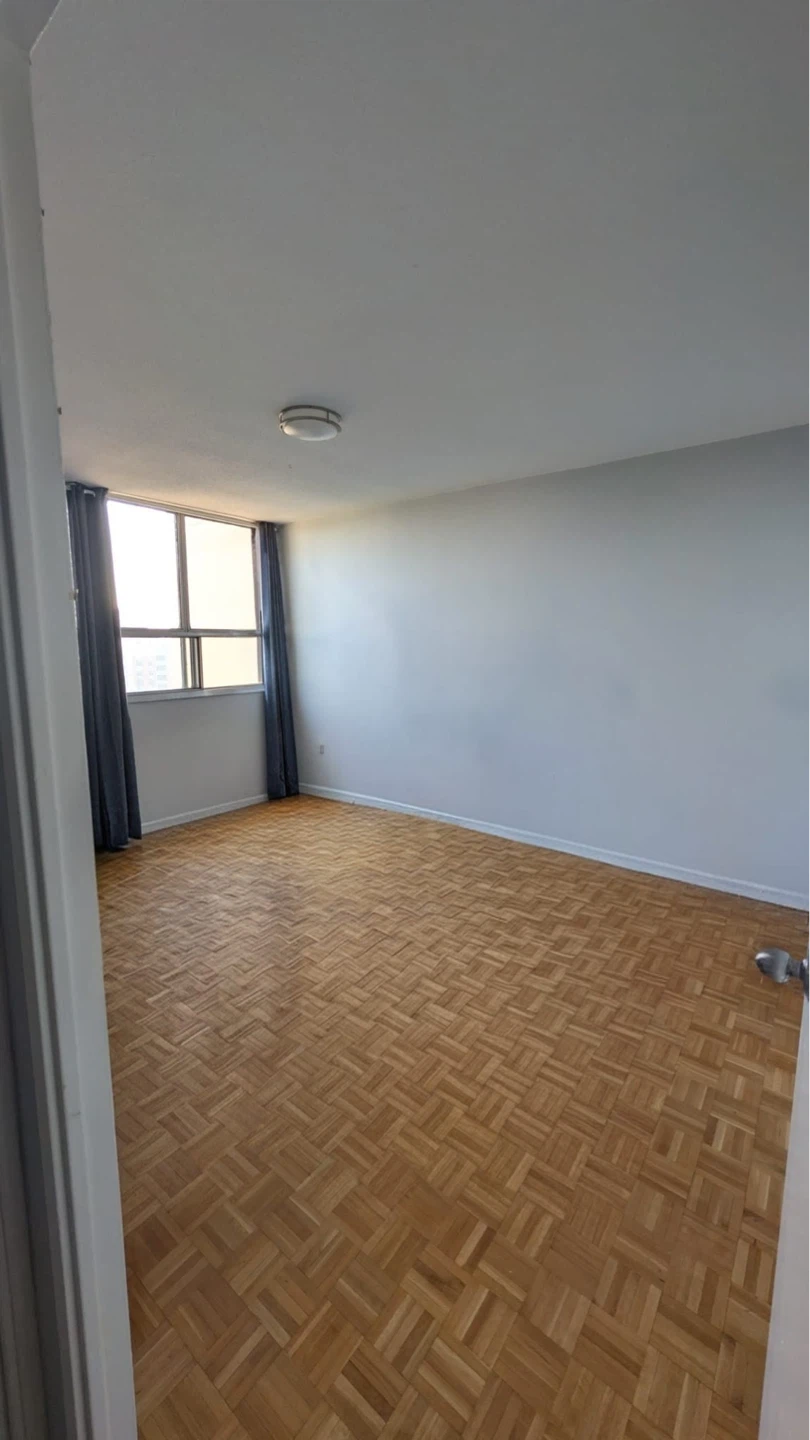 Pvt Room Available for Rent - 25 Mabelle Avenue - photo 4