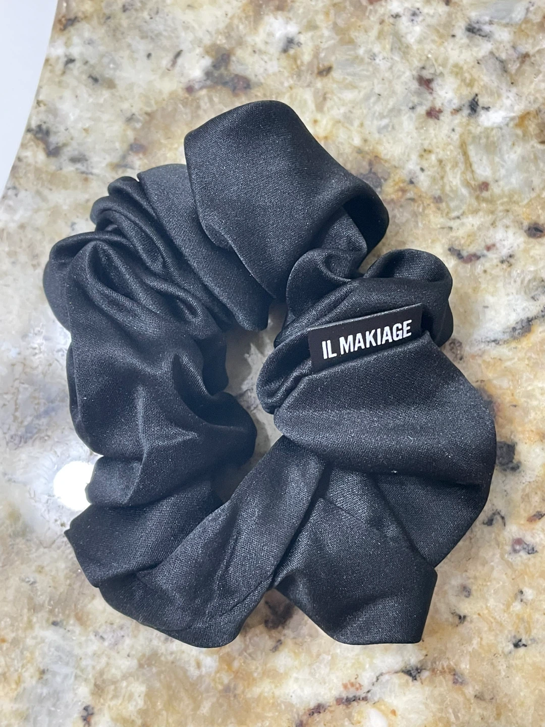 ⚽️ IL MAKIAGE Black Scrunchie