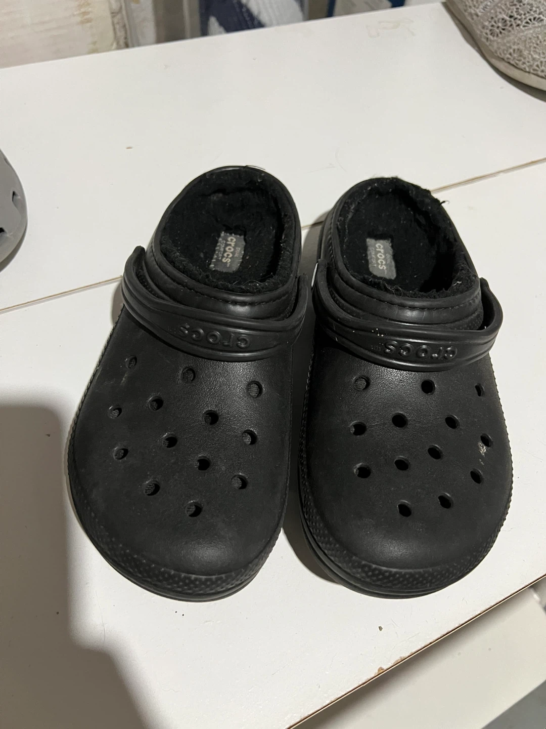 ⚽ Black Lined Crocs J6