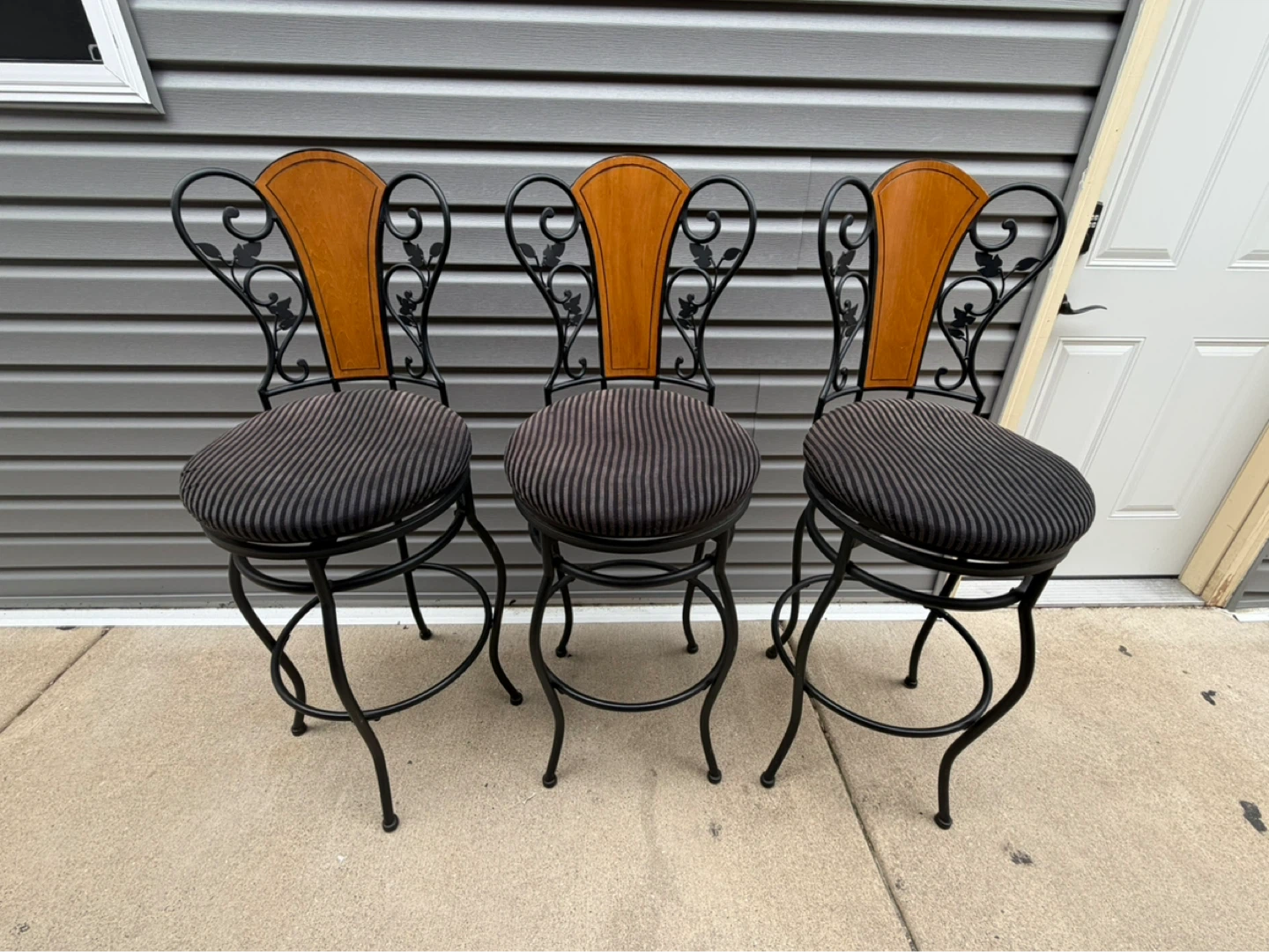 Set of 3 Swivel Bar Stools - photo 2