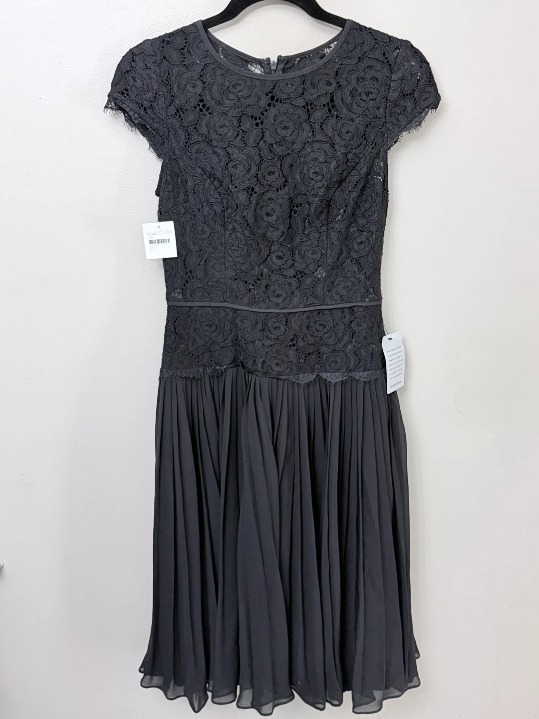 New Adrianna Papell Black Lace & Pleated Dress - Size 2 - photo 2