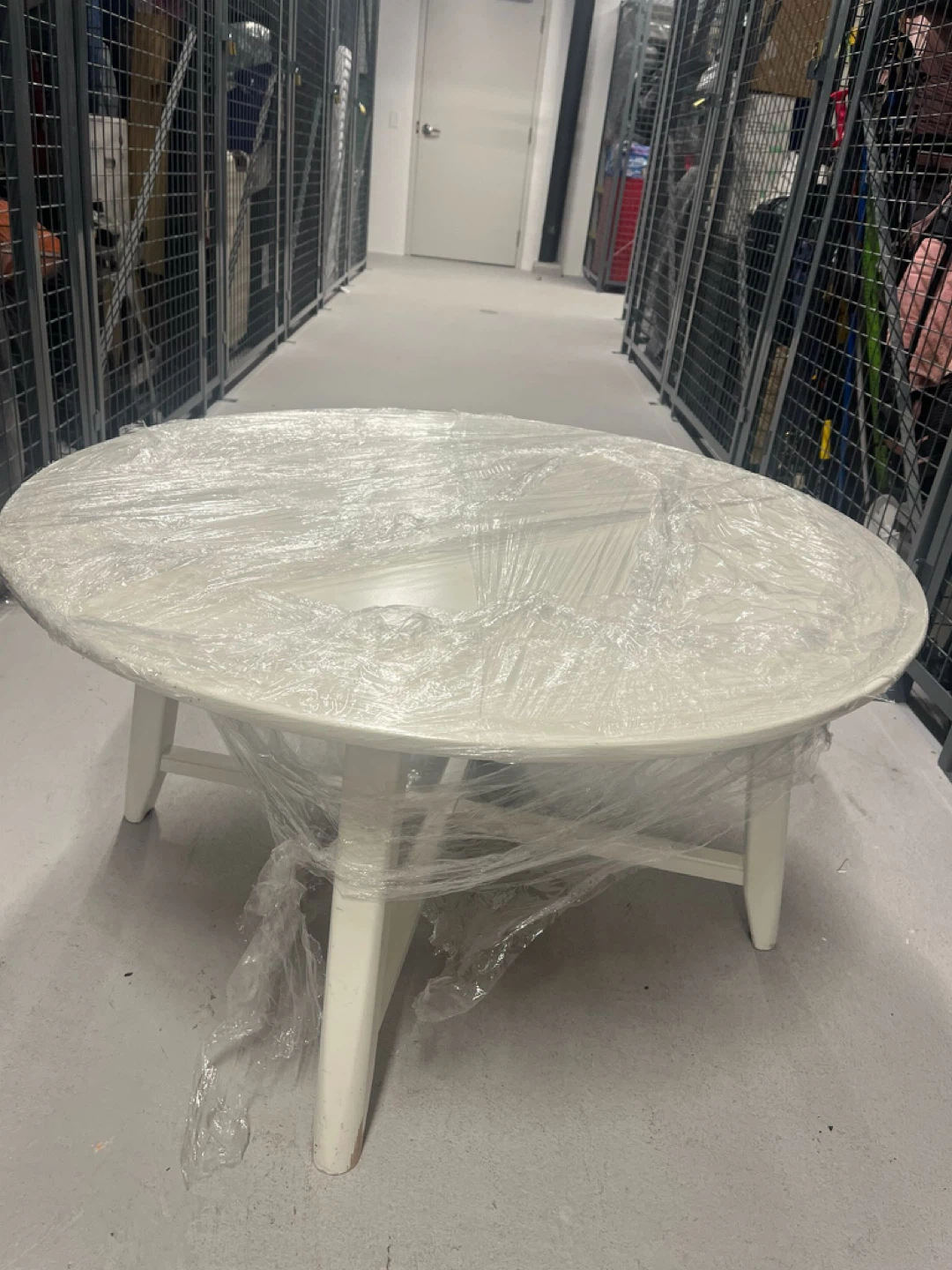 ⚽ White Round Coffee Table