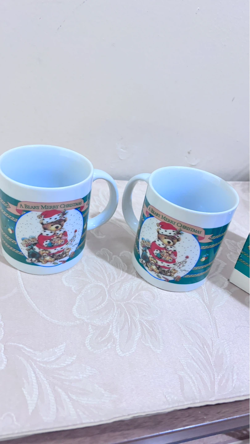 ⚽ Set of 2 Berry Merry Christmas Ceramic Mugs
