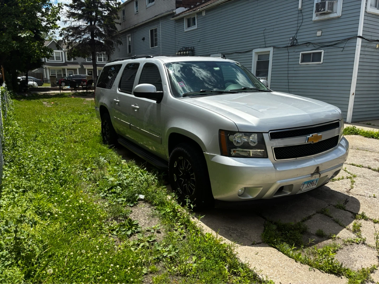 Silver Chevrolet Suburban SUV 2014 LT - photo 4