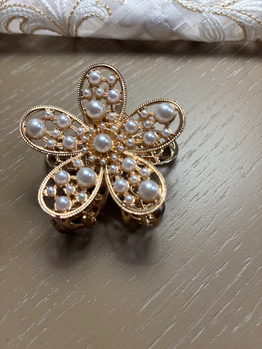 ⚽ Gold Flower Claw Clip with Pearls
