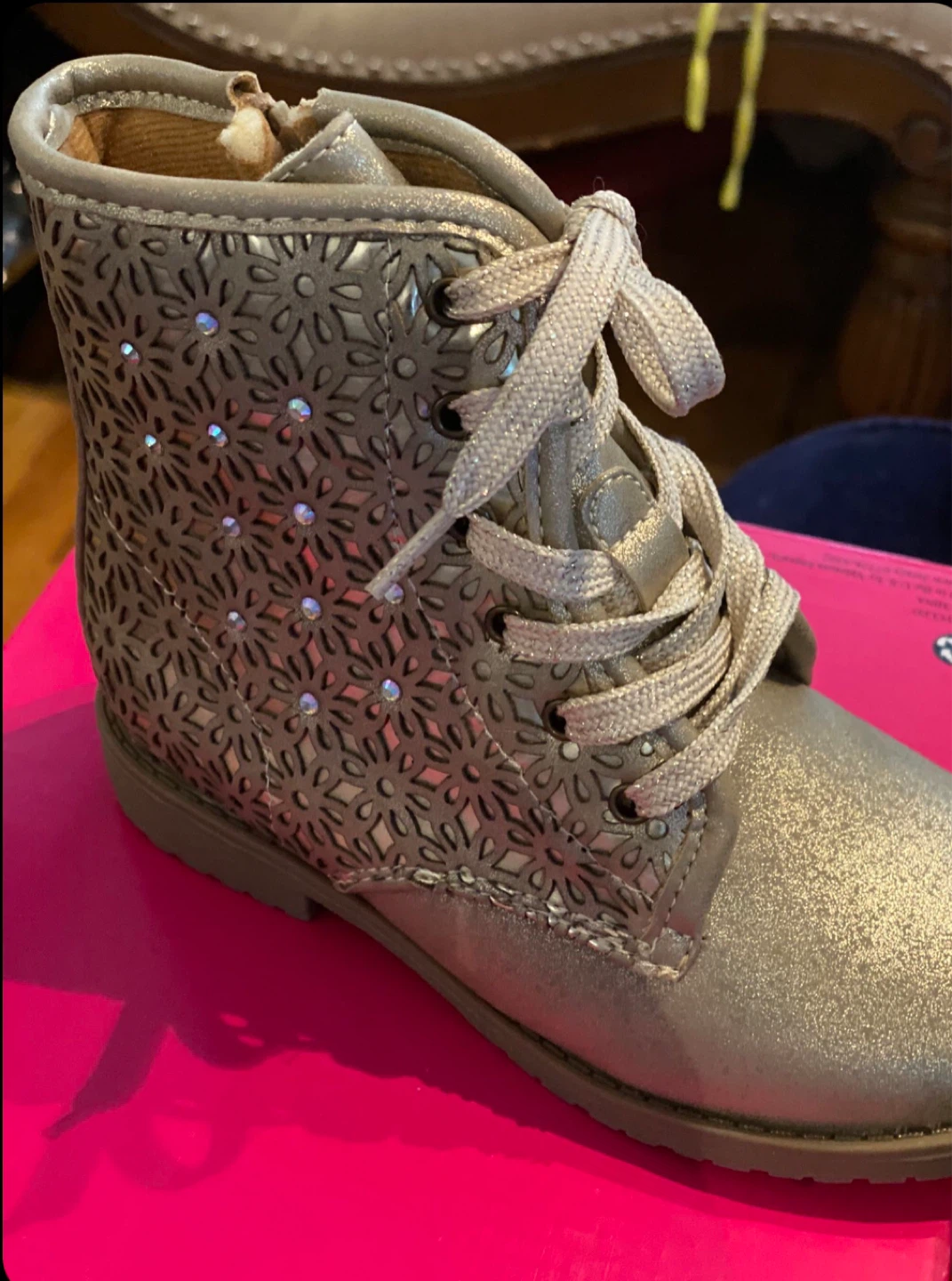 Girl Boots Metallic color gold size 11⚽️