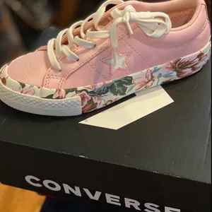 ⚽ Converse One Star Pink Floral Sneakers size 1 youth