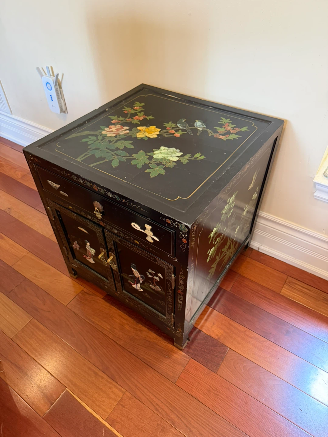 Vintage Black Lacquer Oriental Side Table - photo 2