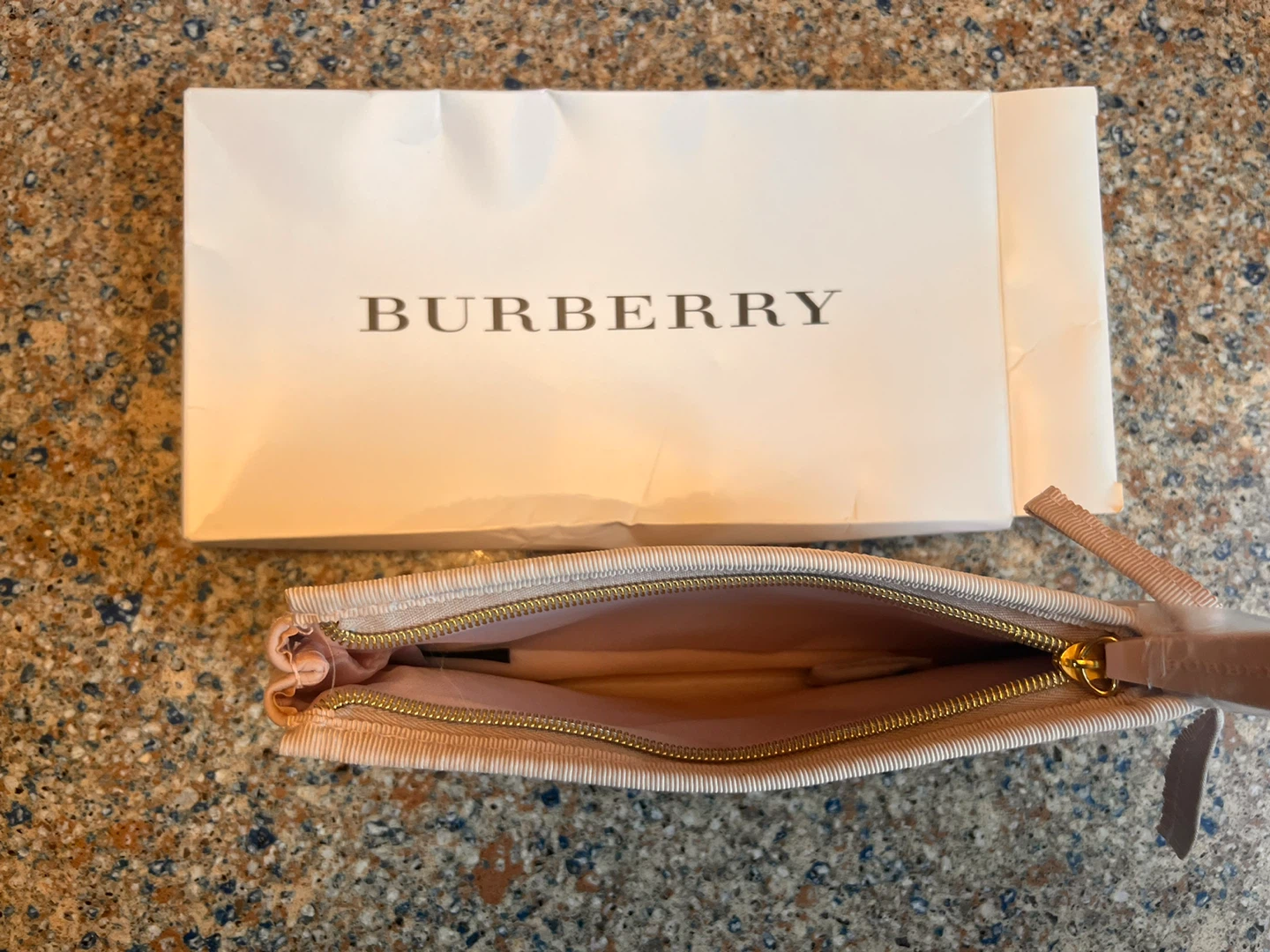 ⚽ Burberry Pink Cosmetic Pouch - photo 3
