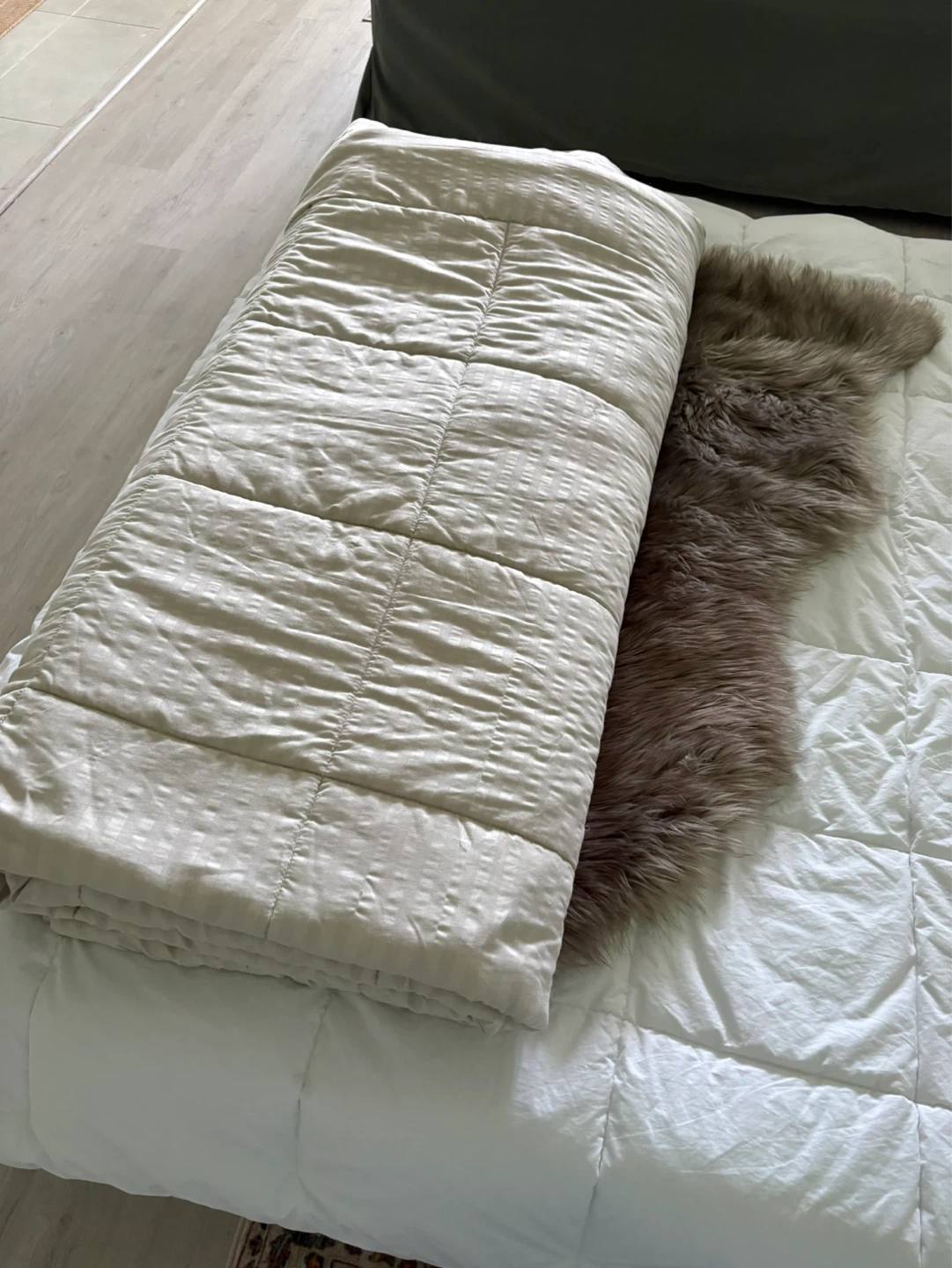 Lightweight Beige Queen size comforter