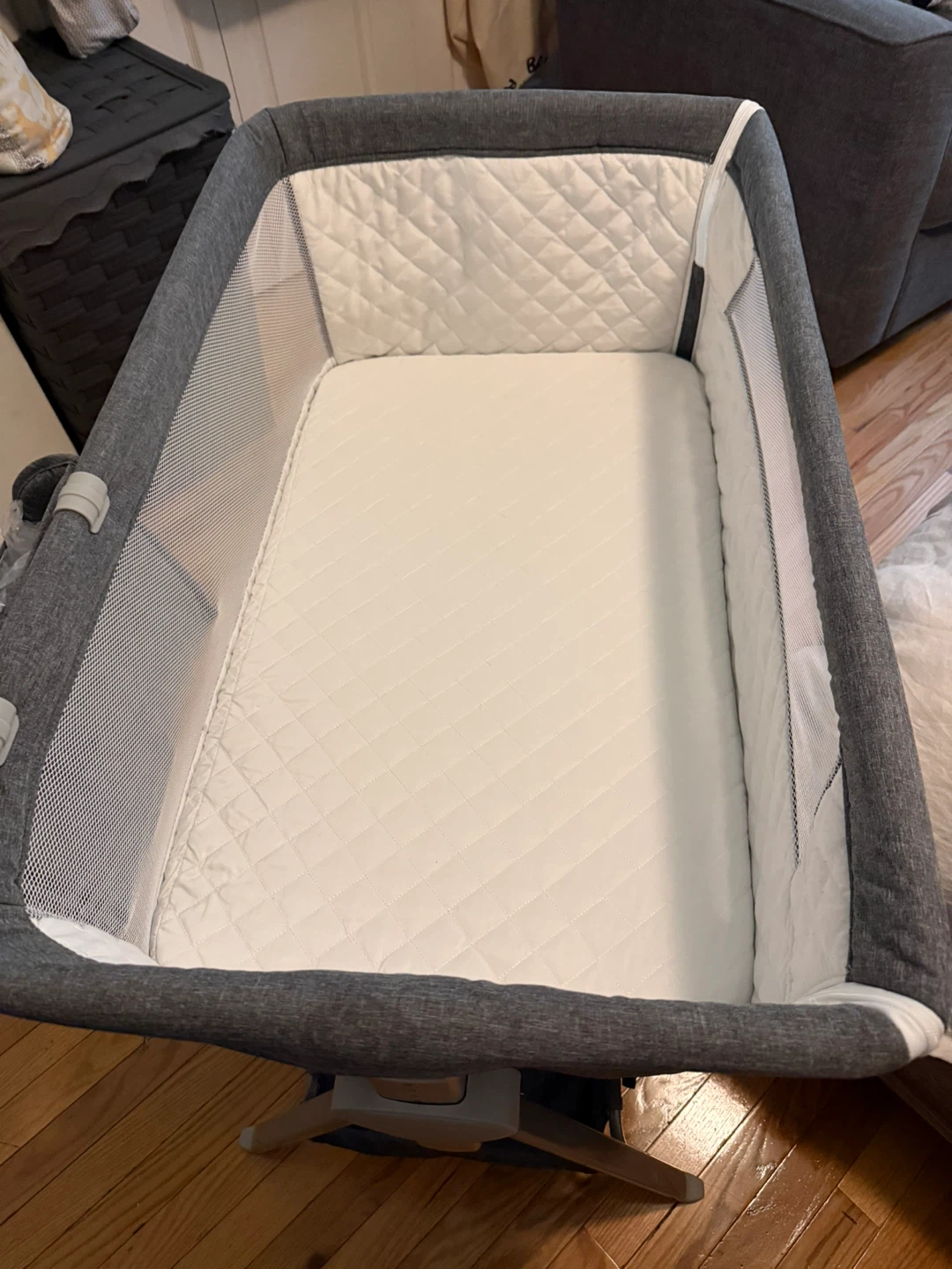 Basinet with unzip side to put against bed! - photo 2