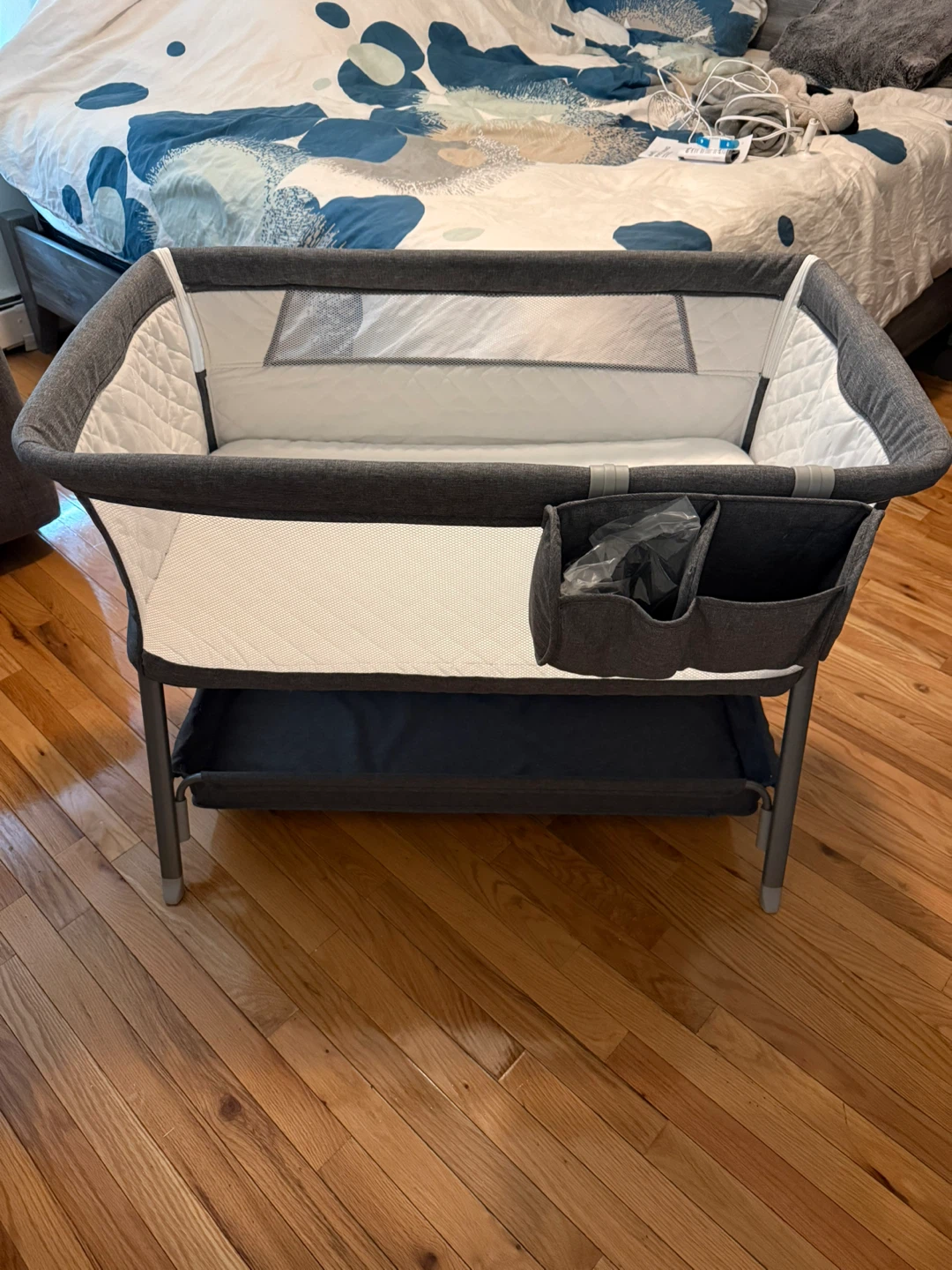 Basinet with unzip side to put against bed! - photo 3