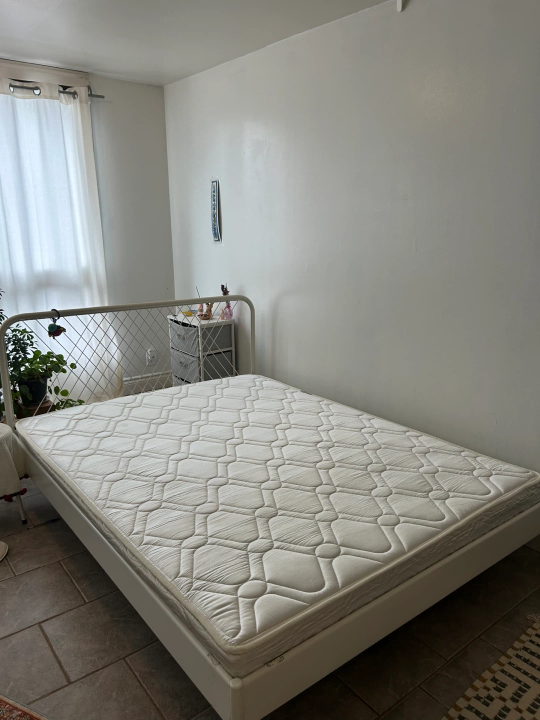 Bed frame + mattress - photo 2