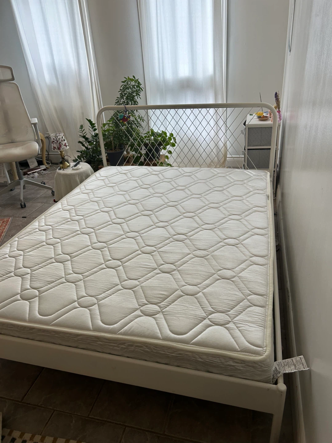 Bed frame + mattress