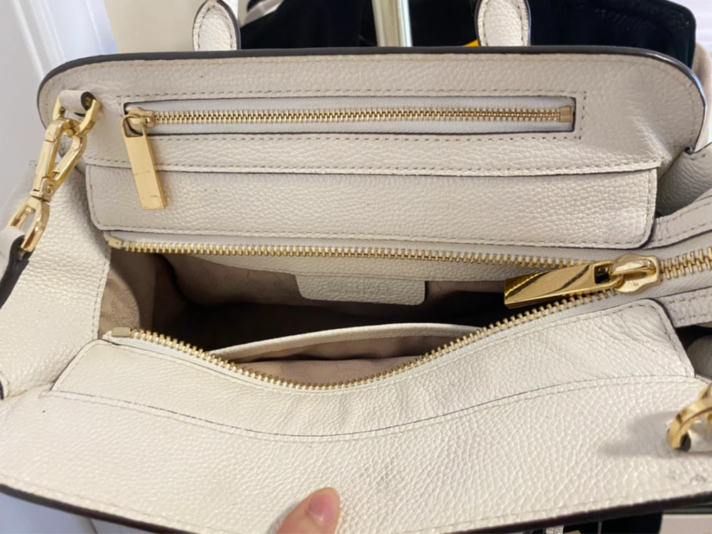 ❗️MUST GO BY 6/22❗️ Michael Kors White Leather Satchel Handbag - photo 3