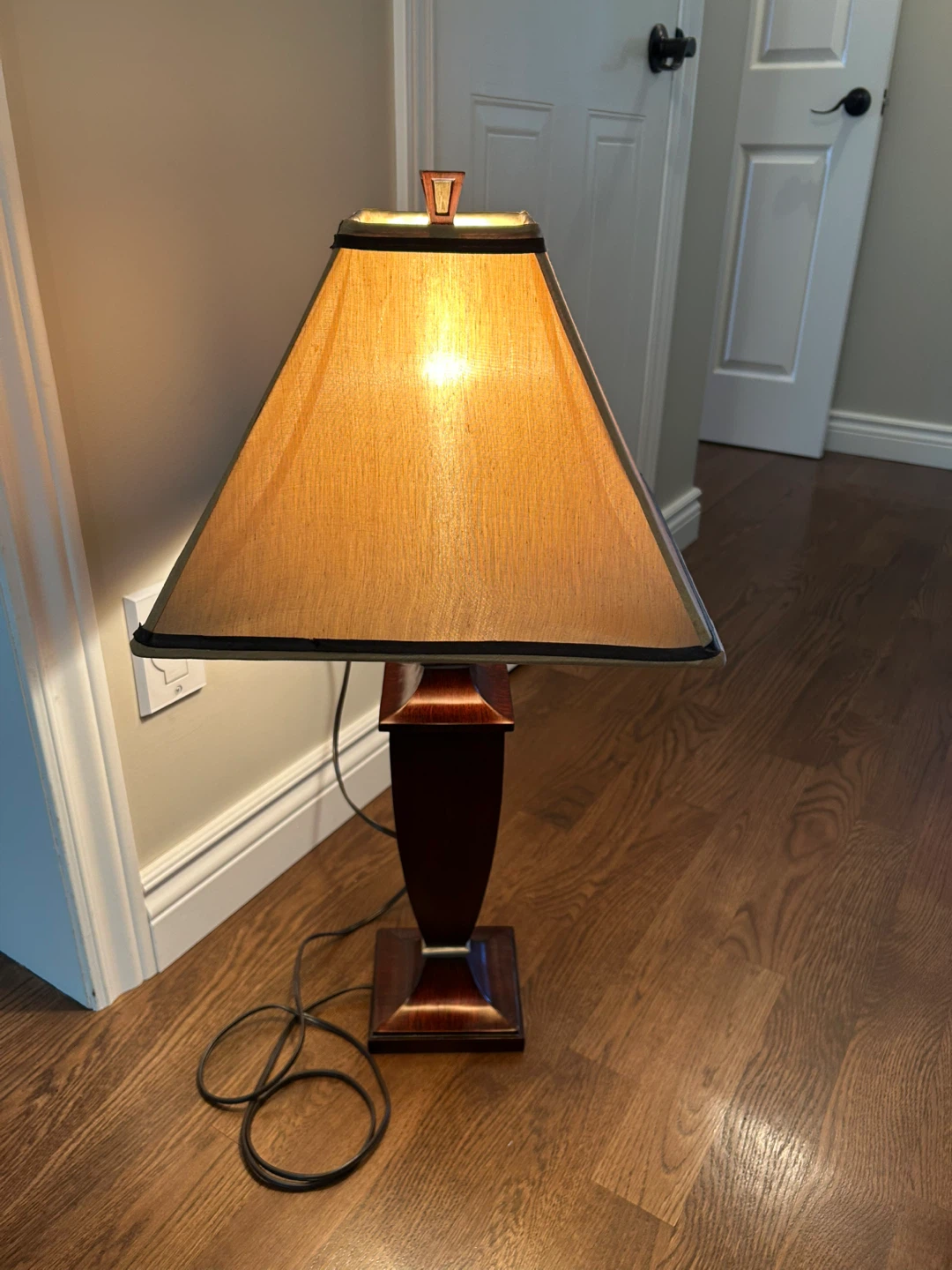 VINTAGE TABLE LAMP (READ LISTING)