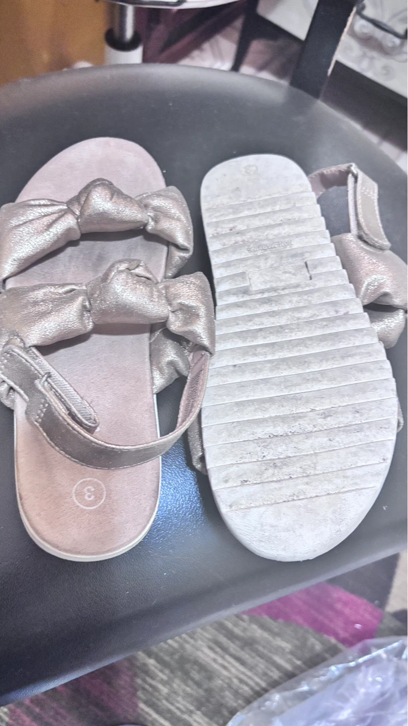 ⚽ Girls Gold Bow Sandals Size 3