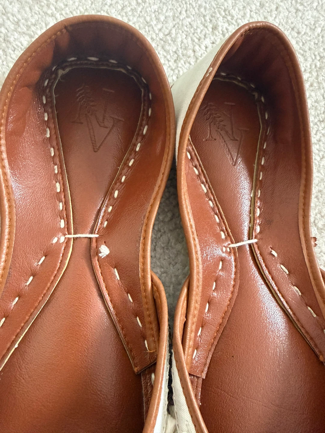 White Embroidered Juttis - photo 2