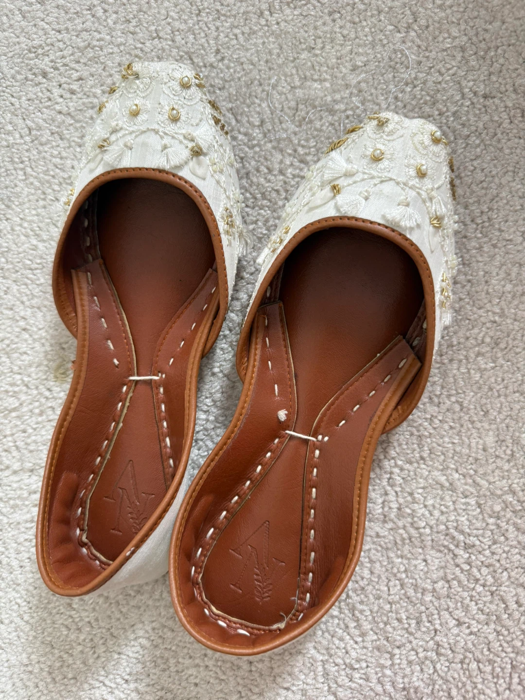 White Embroidered Juttis