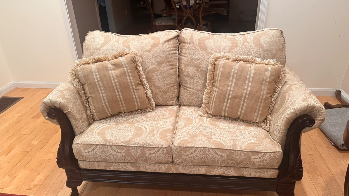 Elegant sofa set - Damask Print with Carved Wood Detail - photo 5