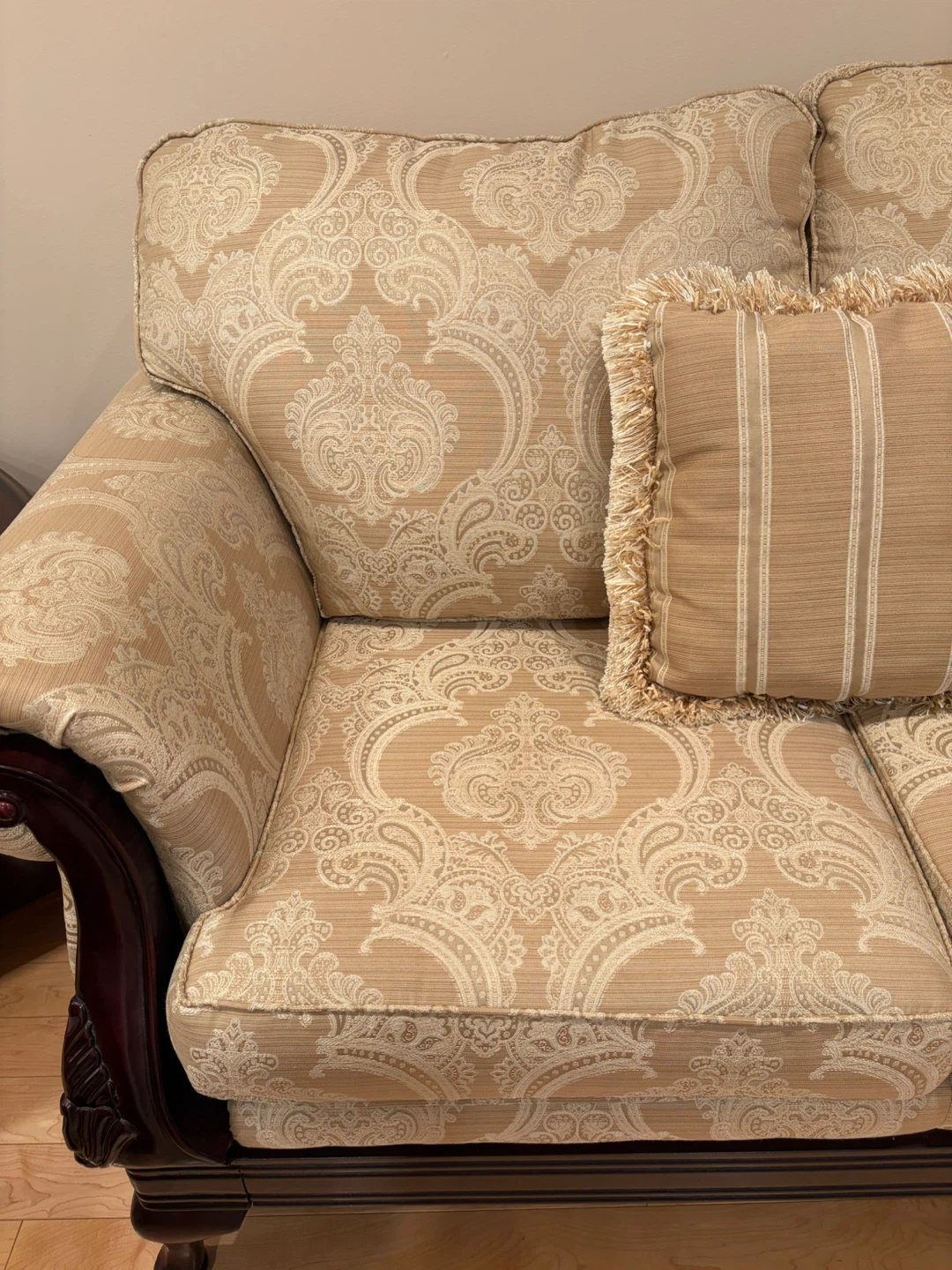 Elegant sofa set - Damask Print with Carved Wood Detail - photo 2