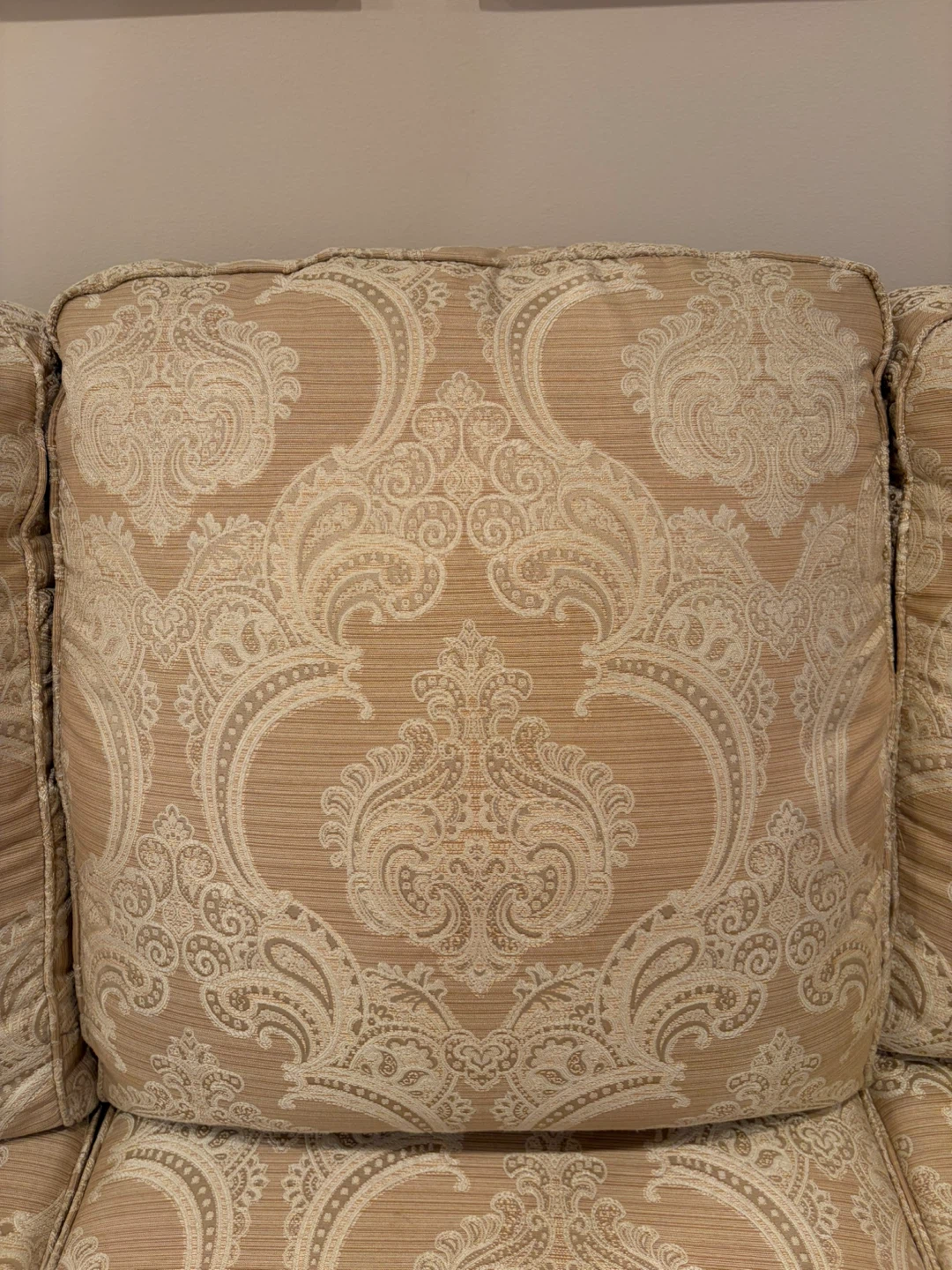 Elegant sofa set - Damask Print with Carved Wood Detail - photo 3