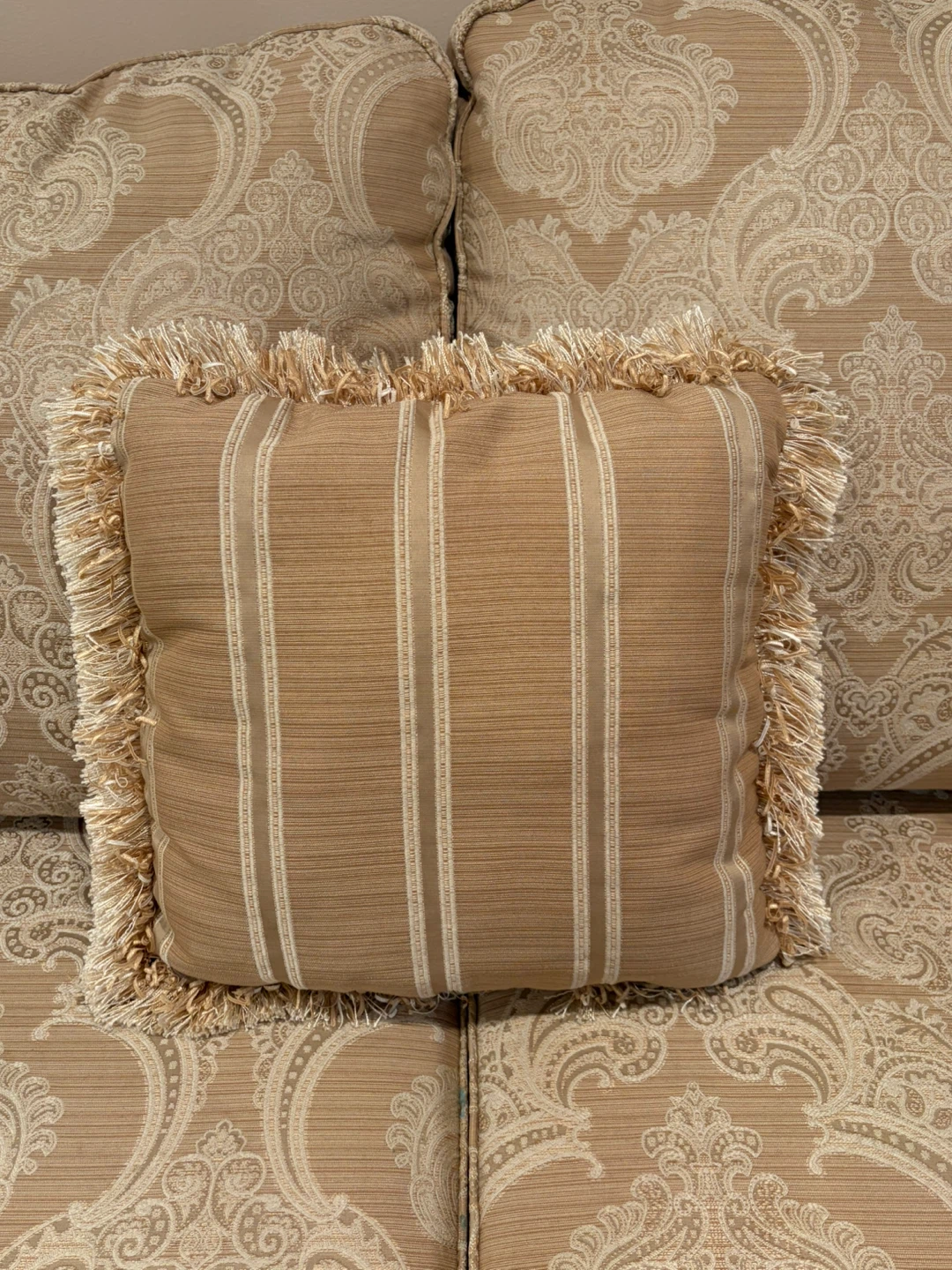 Elegant sofa set - Damask Print with Carved Wood Detail - photo 4
