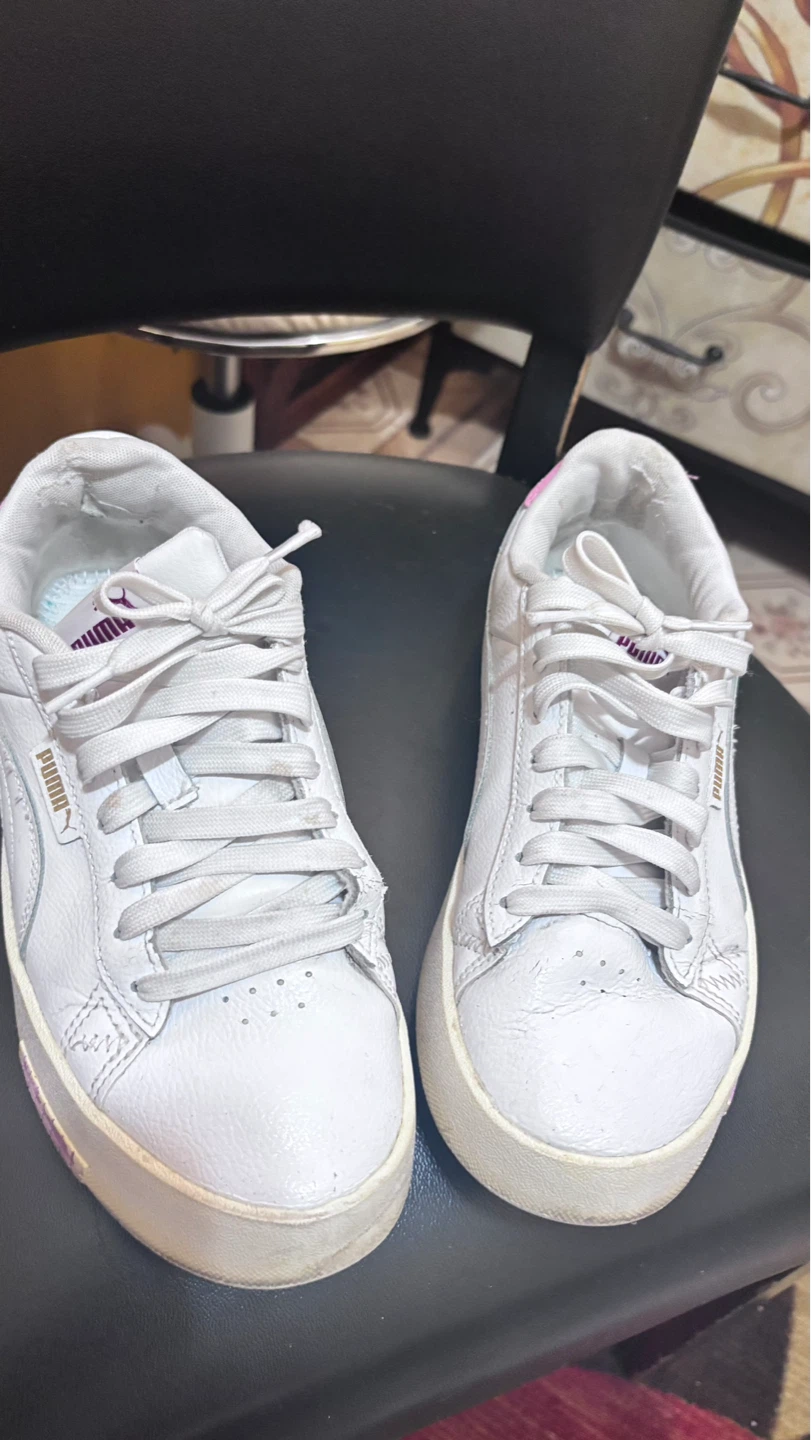 ⚽ White Puma Sneakers with Pink Accents