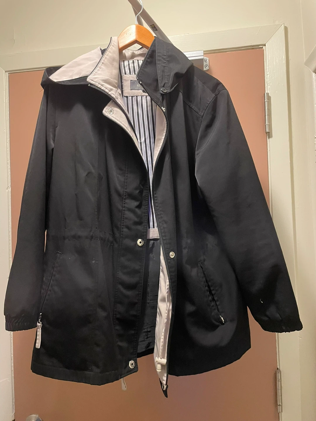 LIZ CLAIBORNE LIGHT HOODED JACKET