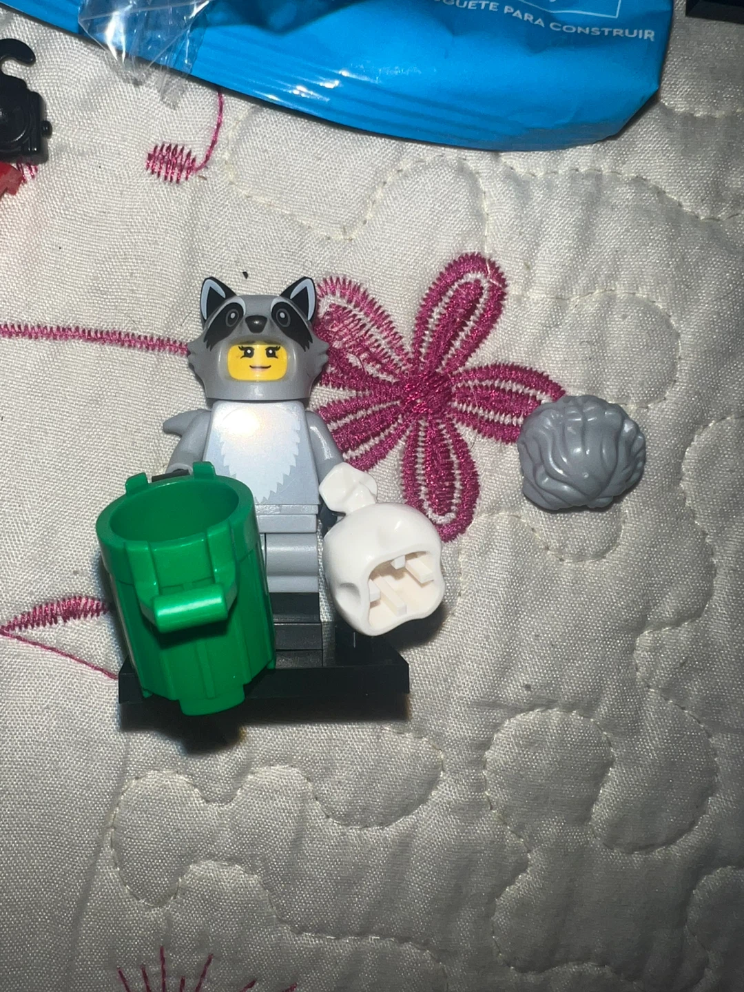LEGO Minifigure Raccoon with Trash Can ⚽