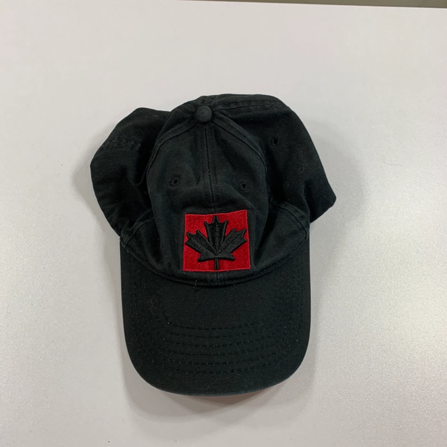 Black Baseball Cap with Canadian Maple Leaf ⚽️