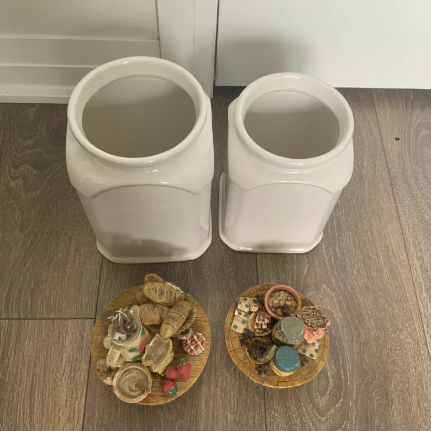 Set of 2 White Ceramic Kitchen Canisters with Decorative Lids - photo 2