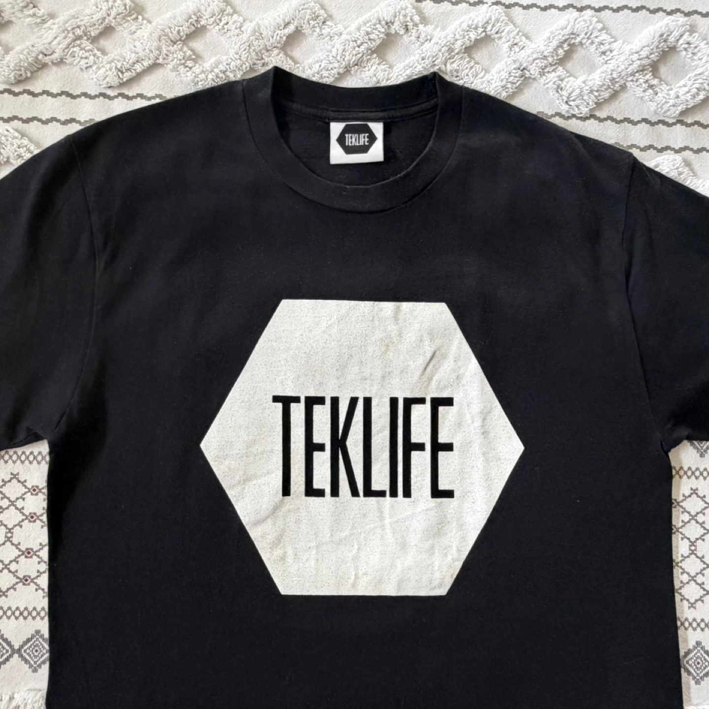 ⚽️Teklife Black Hexagon Logo T-Shirt - Size M - photo 2
