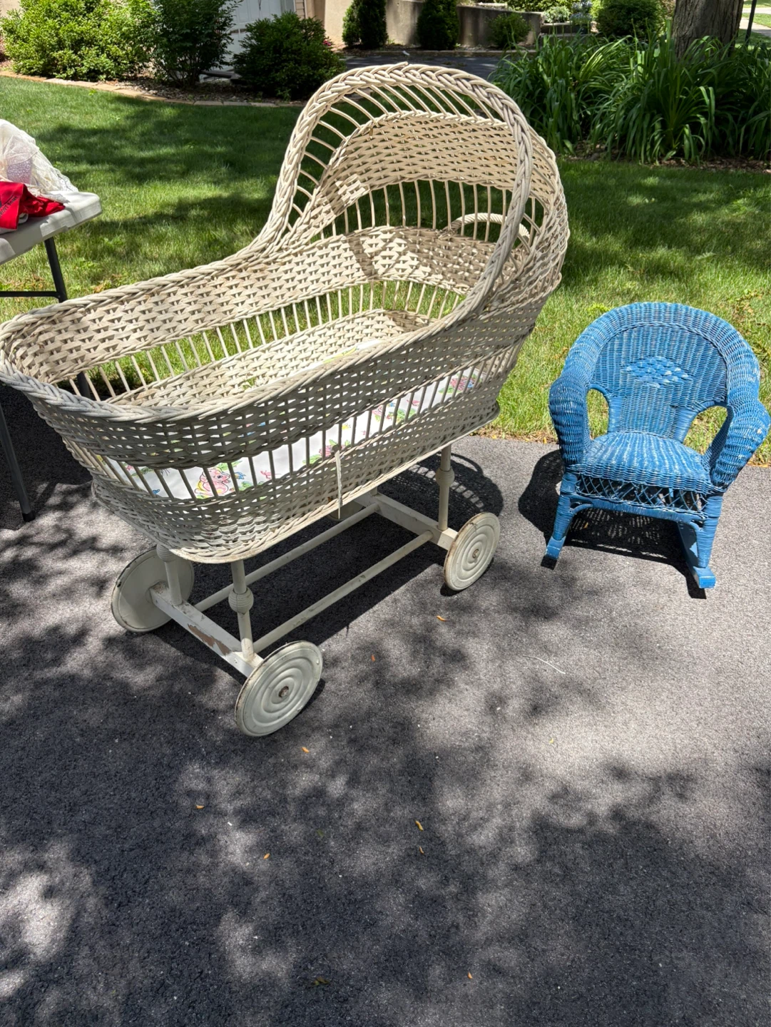 Wicker Bassinet w/wheels
