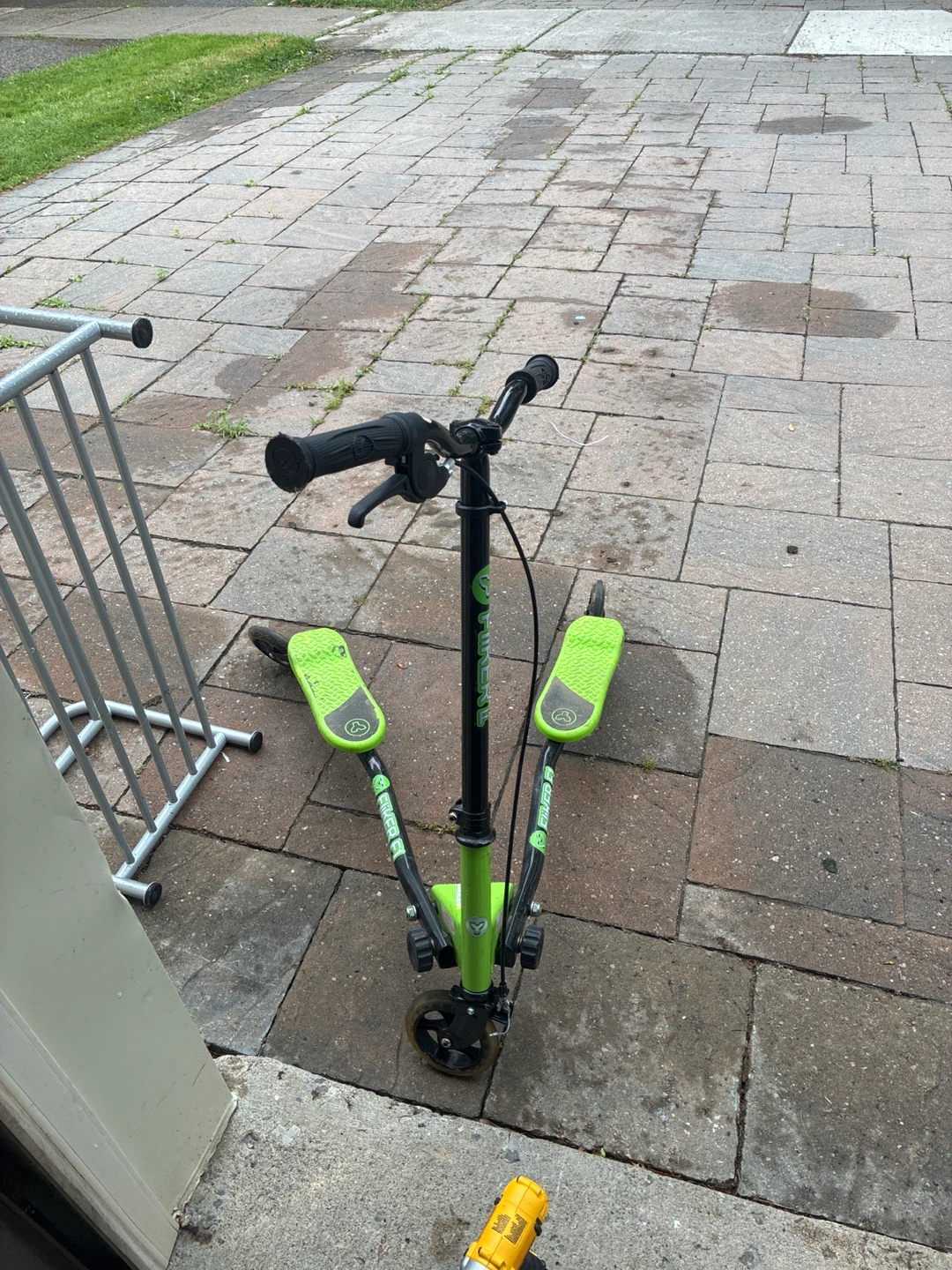 Wiggling scooter