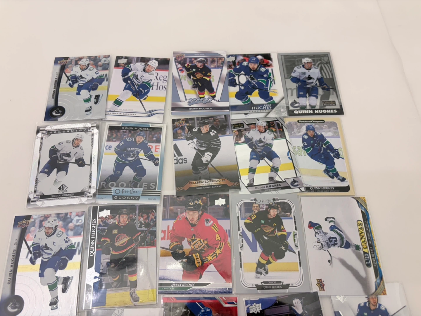 25 card lot Canucks Quinn Hughes - photo 3