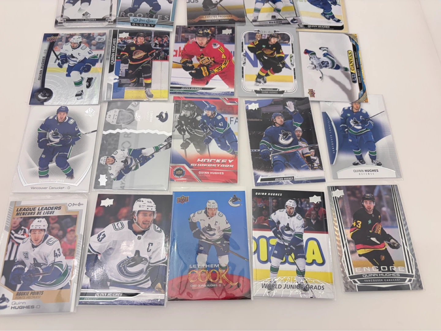 25 card lot Canucks Quinn Hughes - photo 2