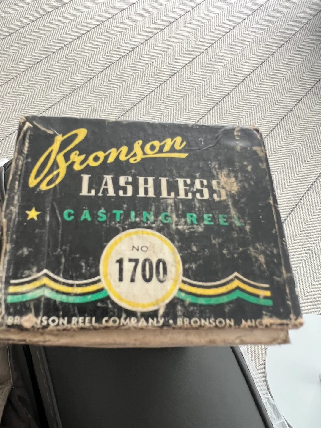 Bronson "1700" Lashless Level Winding Casting Reel