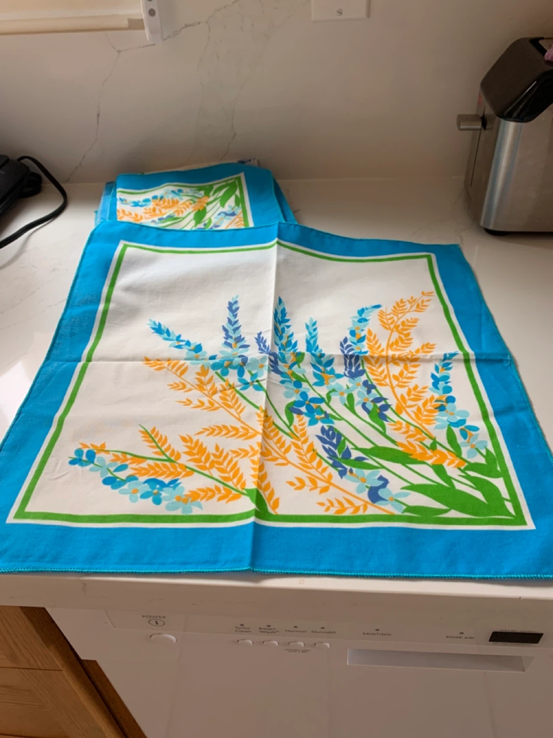 Various table linens - photo 2
