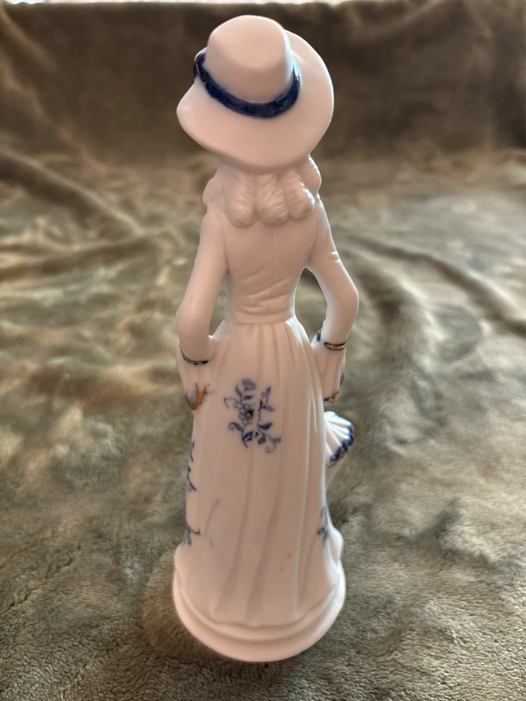 Decorative Figurine of a Woman in a Hat - photo 2