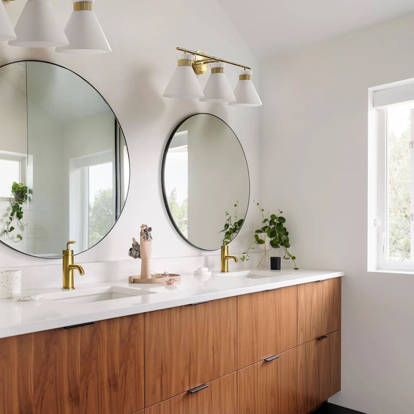 Bathroom light fixture - photo 4