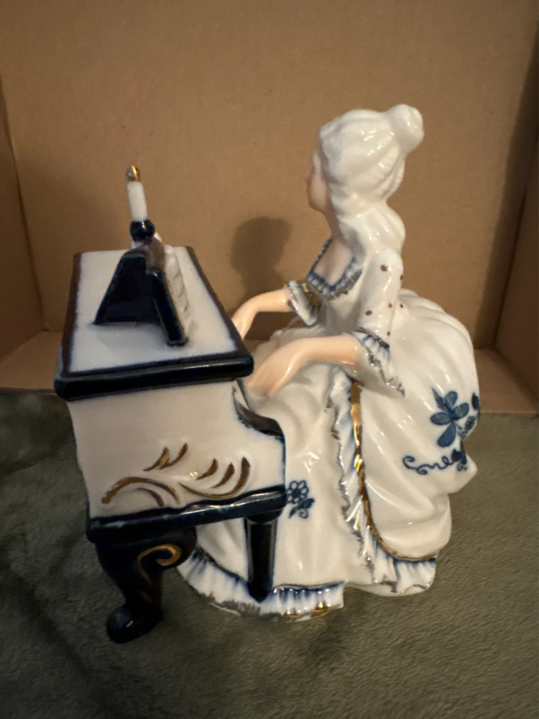 Vintage Porcelain Figurine - Lady Playing Piano - photo 2