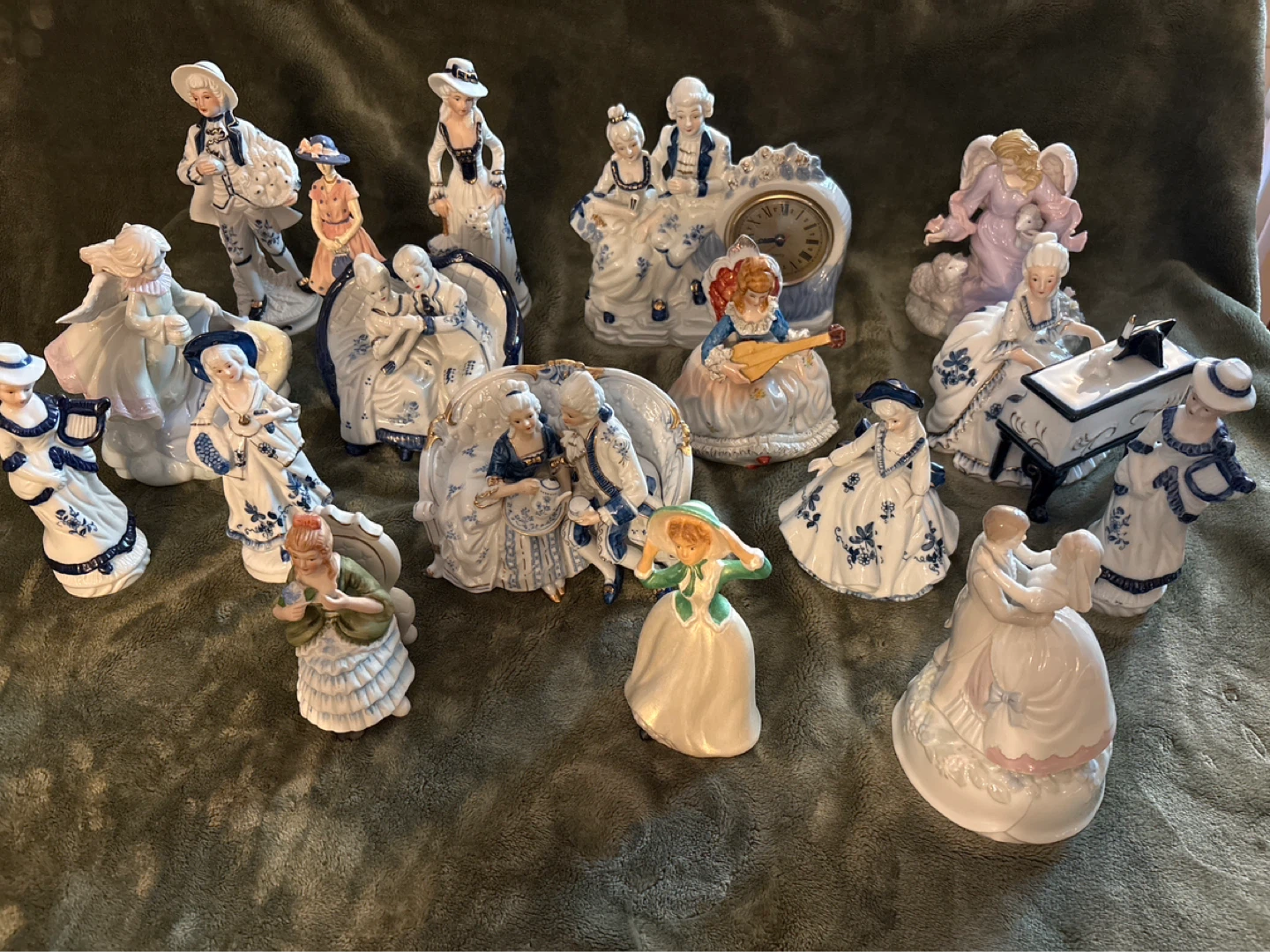 Vintage Porcelain Figurine - Lady Playing Piano - photo 3
