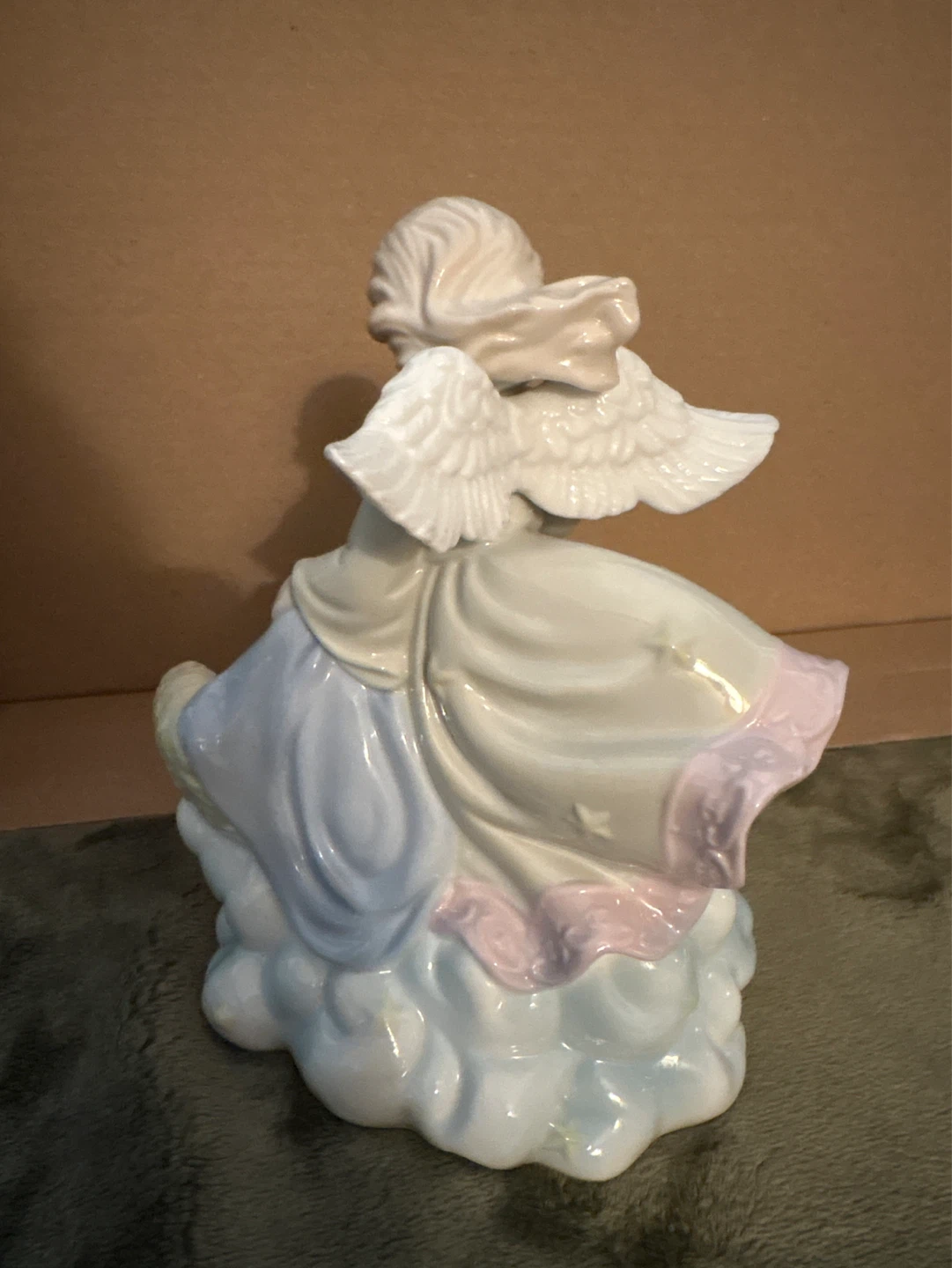 Angel figurine with baby - photo 2
