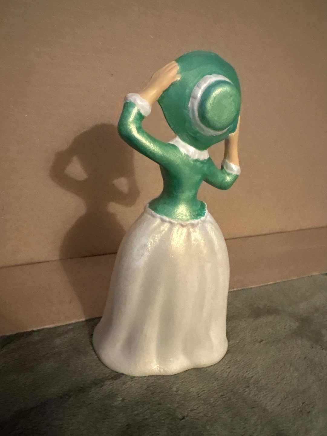 Figurine of a woman in a green and white dress - photo 2