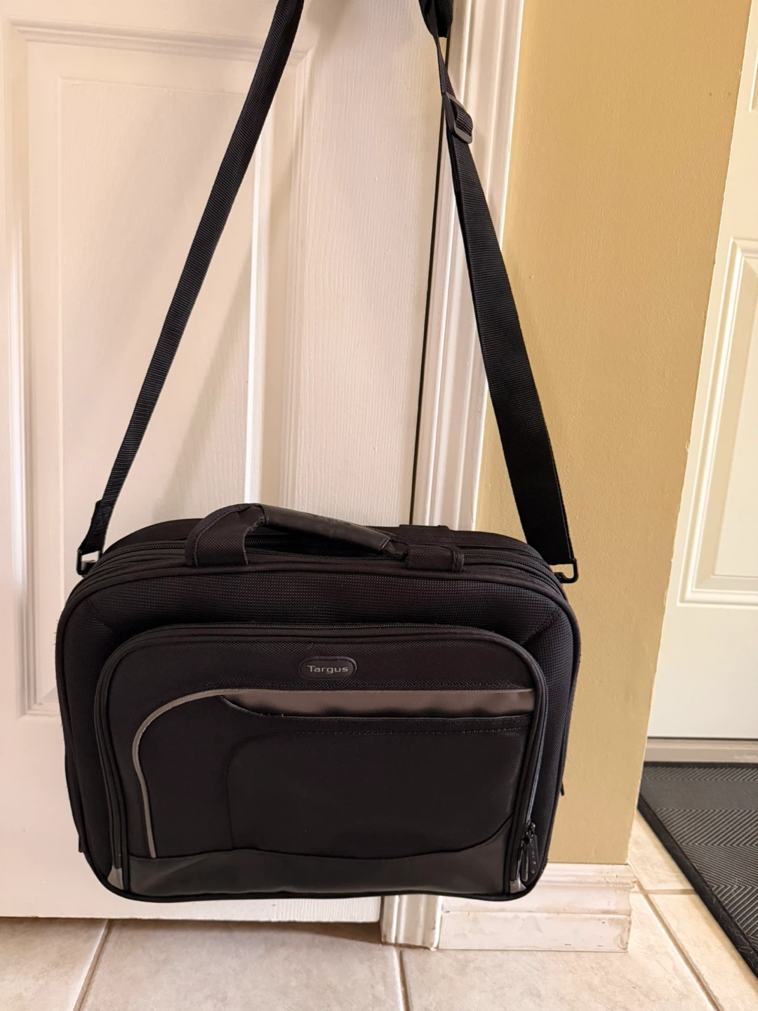 Targus Black Laptop Bag with Shoulder Strap