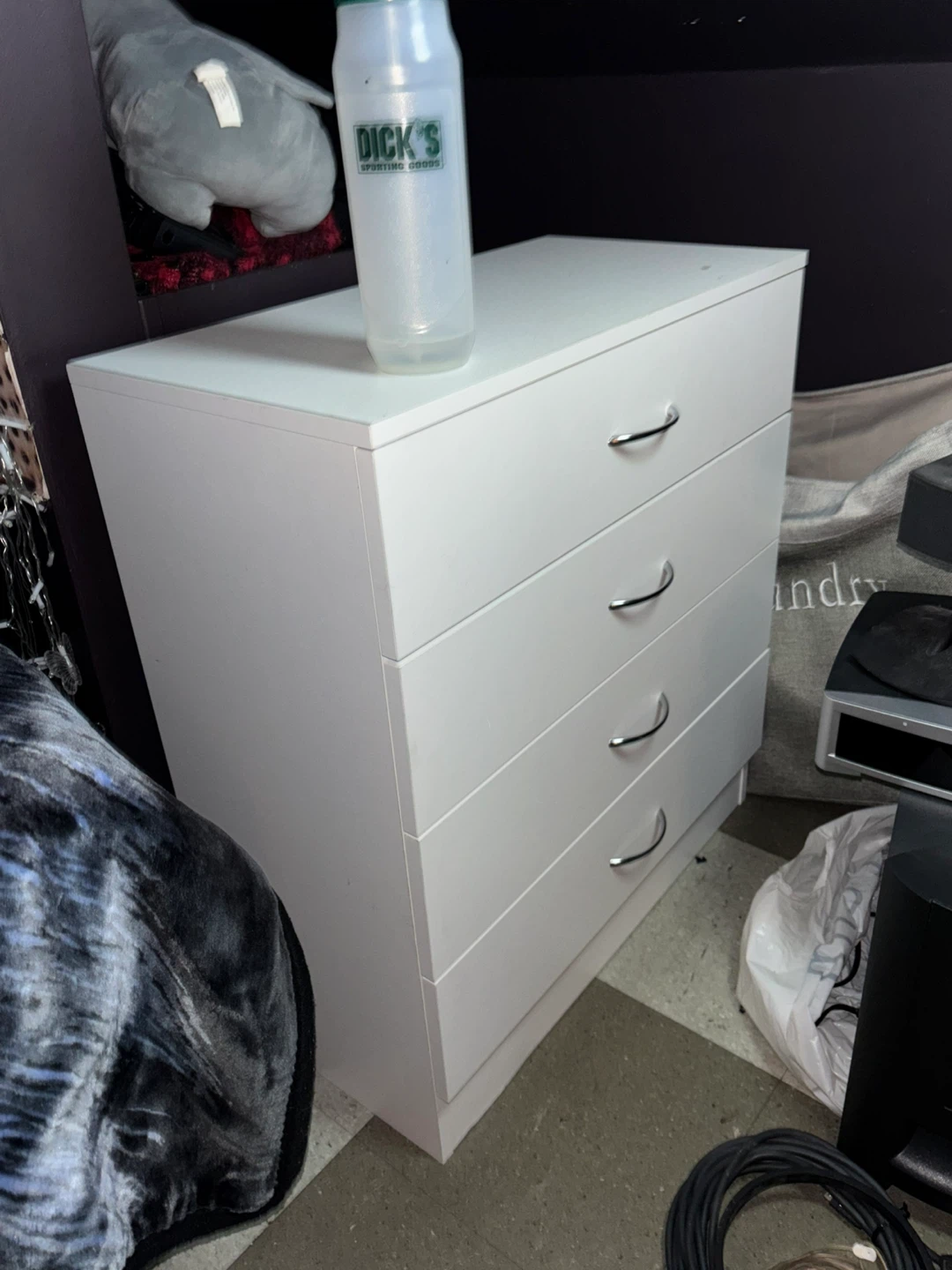 White sleek 4-Drawer Dresser - photo 4